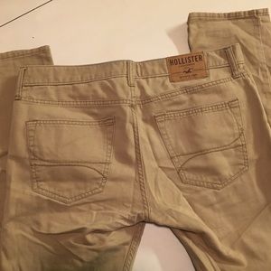 Hollister men's 5 pocket khaki pants in 31 x 32